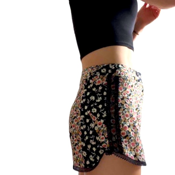 NEW TopShop Multi-Colored Bohemian Floral Print Lace Trim Summer Shorts - Picture 4 of 10